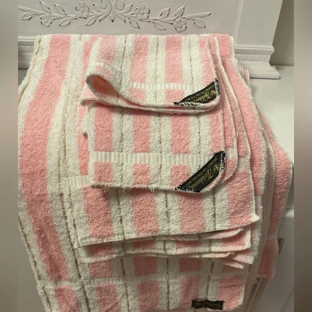 New Condition Vintage Set of 8 Fieldcrest Bath Towels